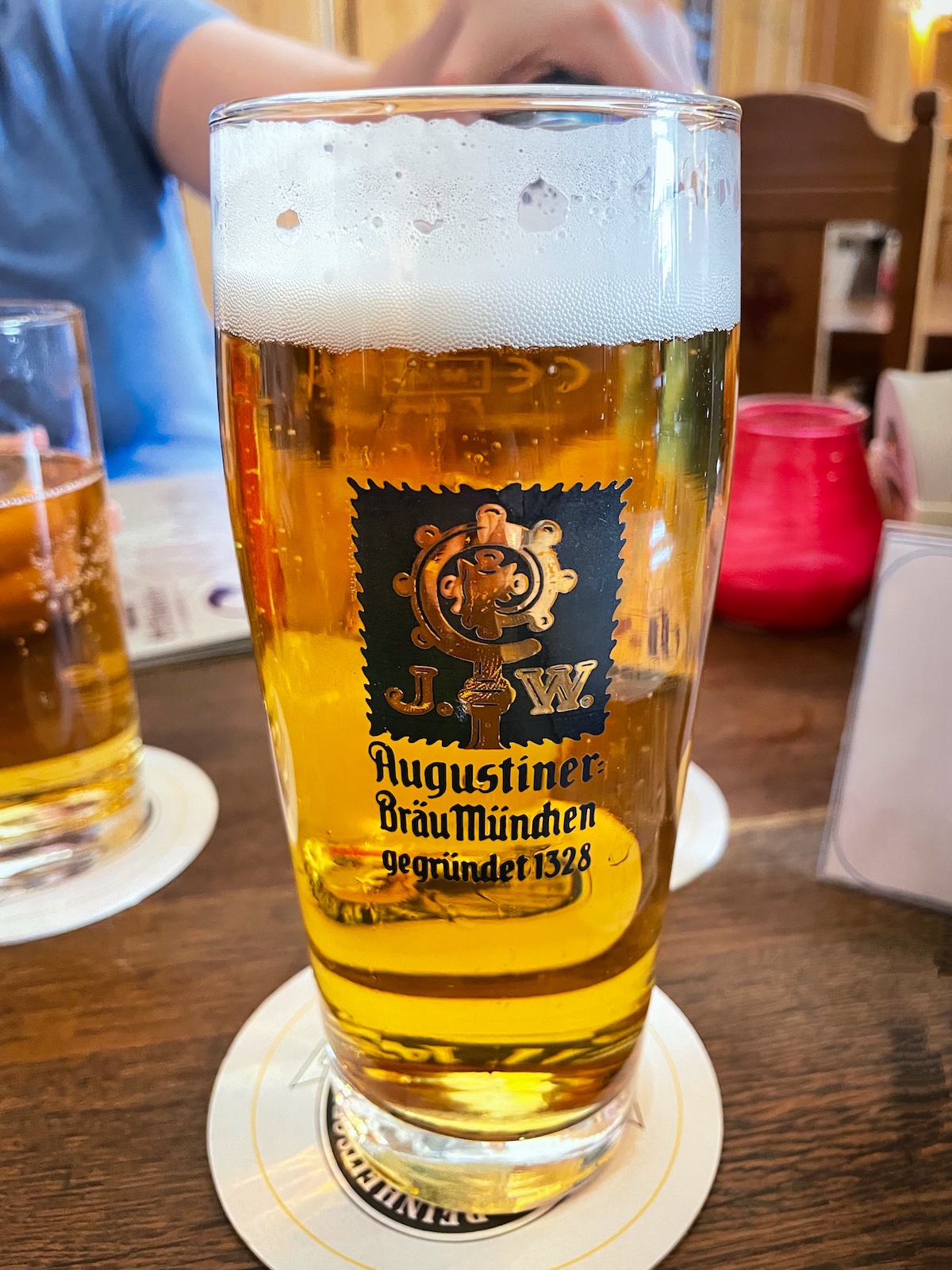Augustiner bier bij Stiftskeller in Innsbruck