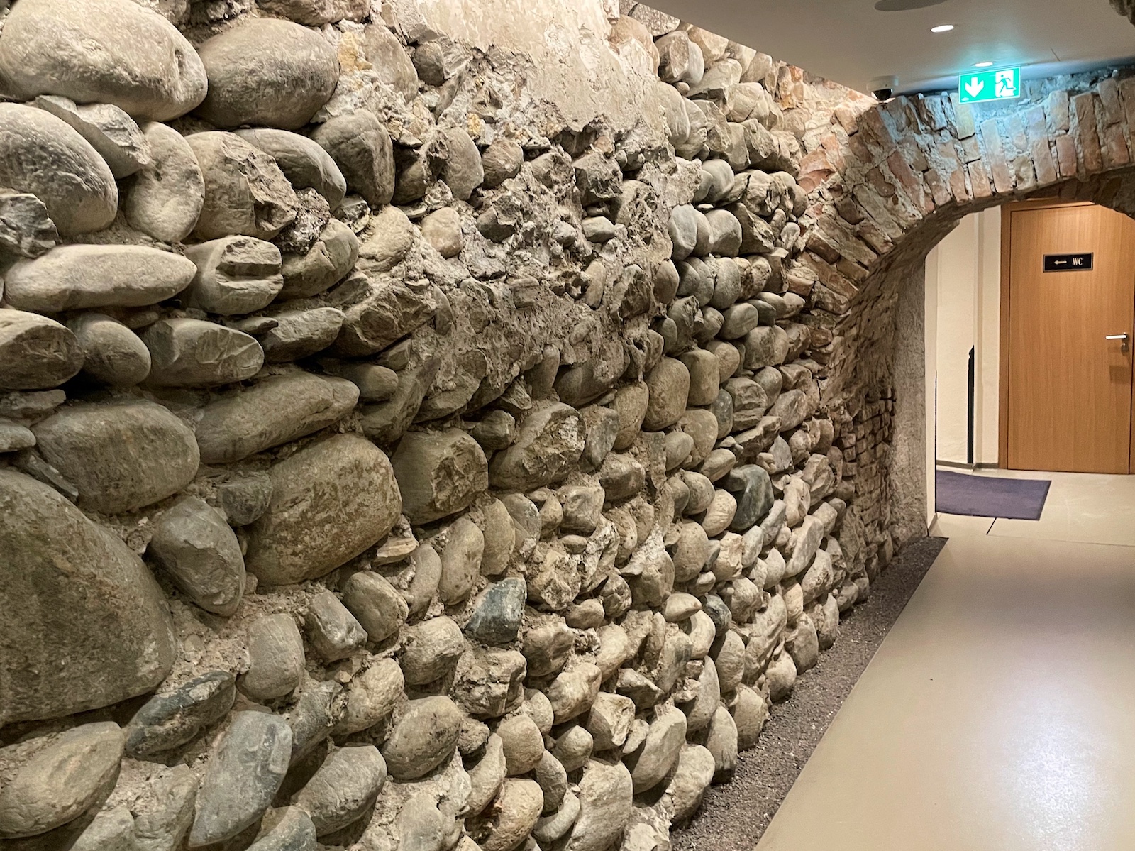De oude stenen muur in de gang naar de toiletten, die ooit de fundering was van het nonnenklooster Stiftskeller.