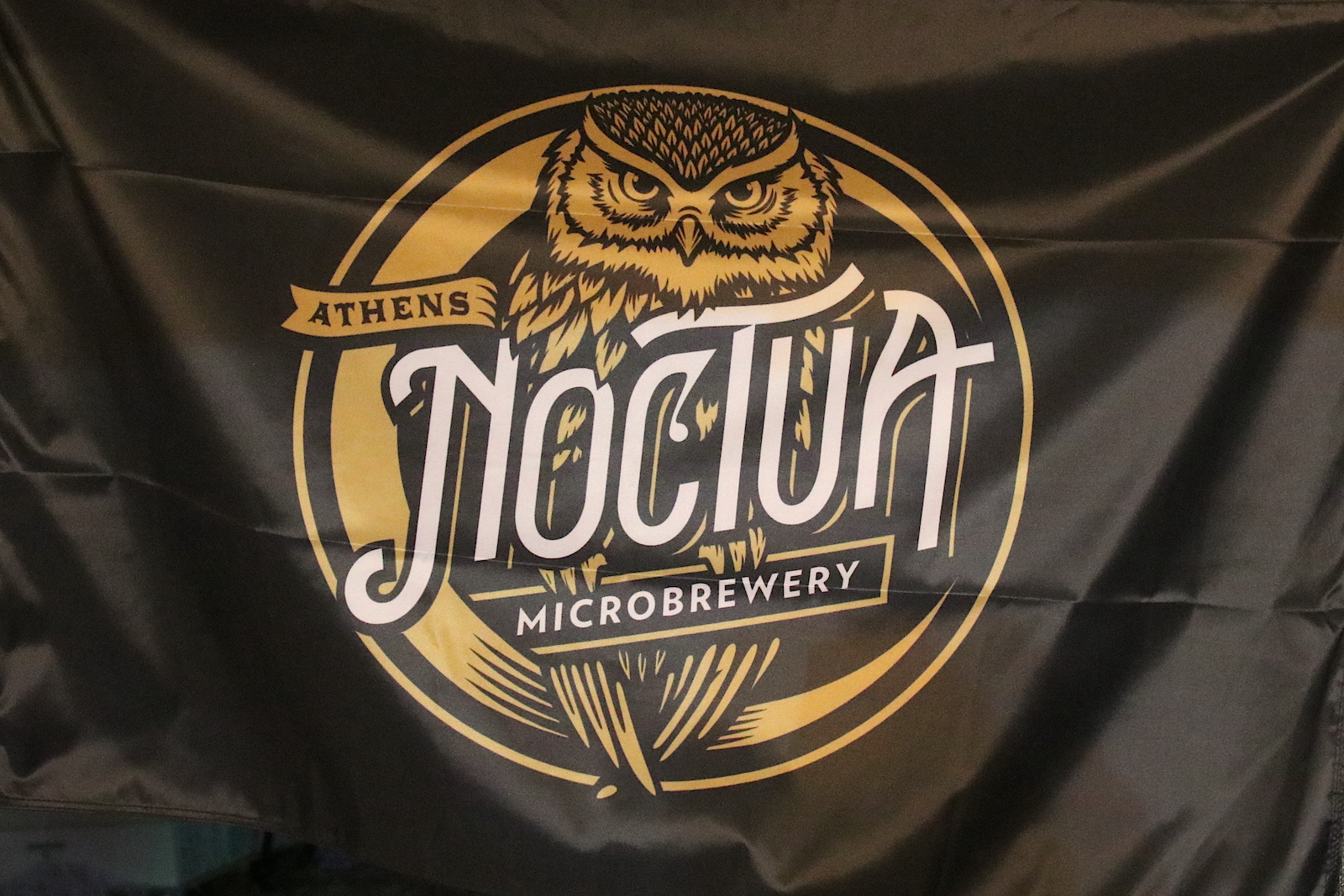 Vlag met Noctua Brewery logo op Peloponnese Beer Festival in Kalamata