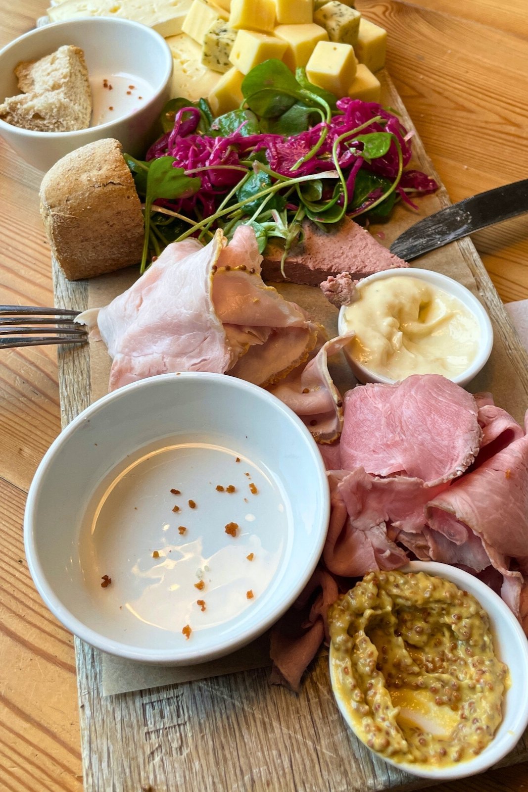 Borrelplank met lokale hapjes bij Gulpener Brouwlokaal