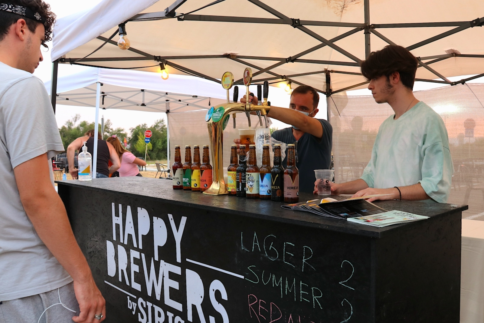 Happy Brewers (Siris Microbrewery) stand op Peloponnese Beer Festival in Kalamata
