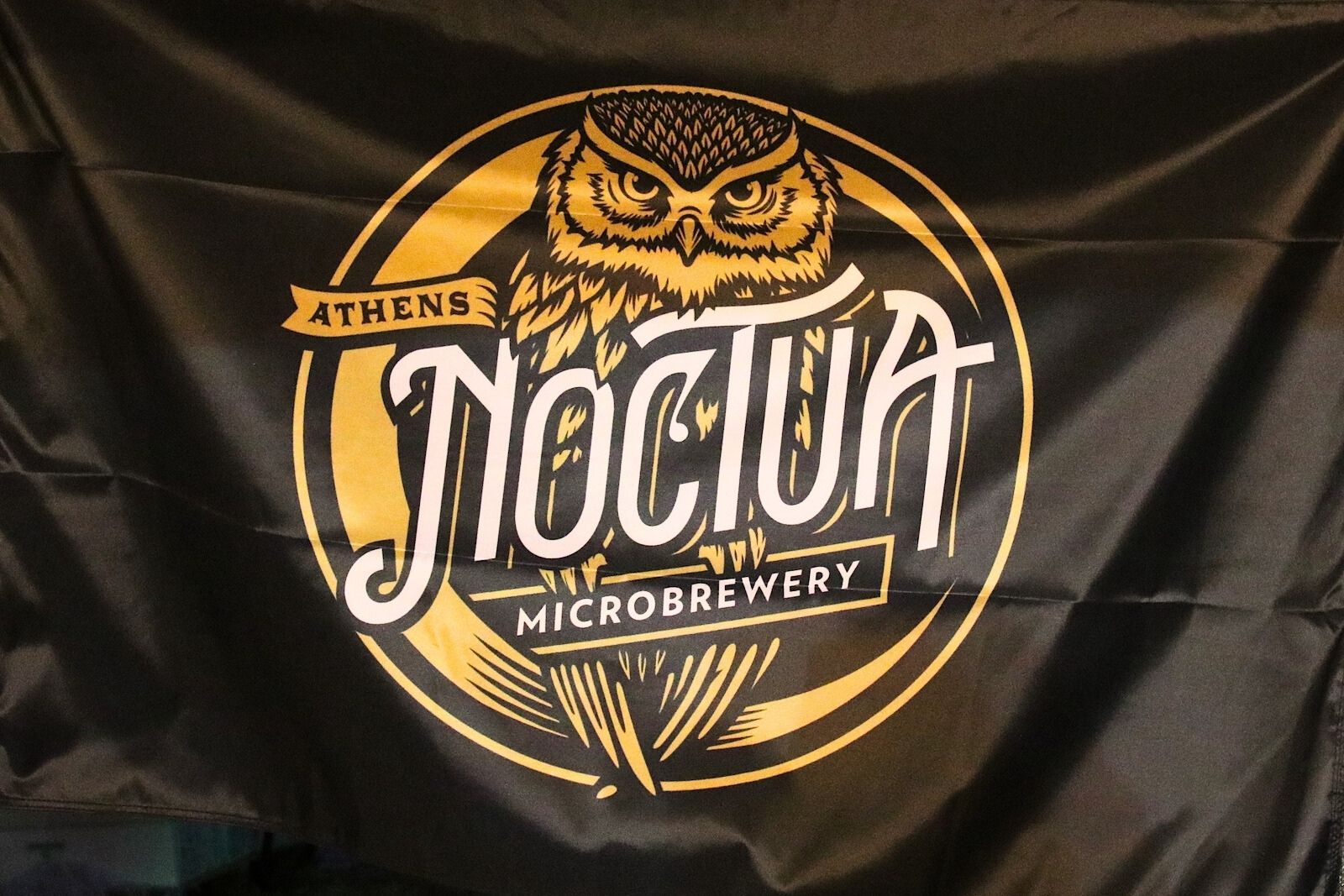 Vlag met Noctua Brewery logo op Peloponnese Beer Festival in Kalamata