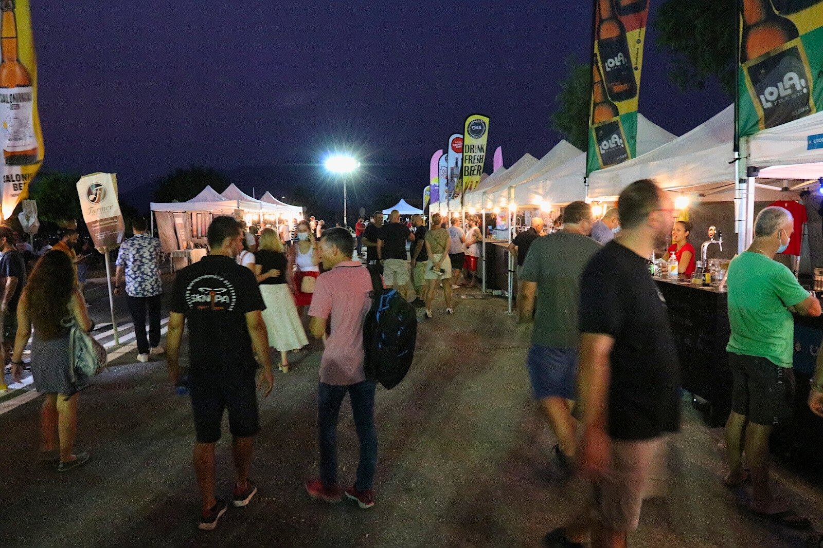 De avond valt over Peloponnese Beer Festival in Kalamata