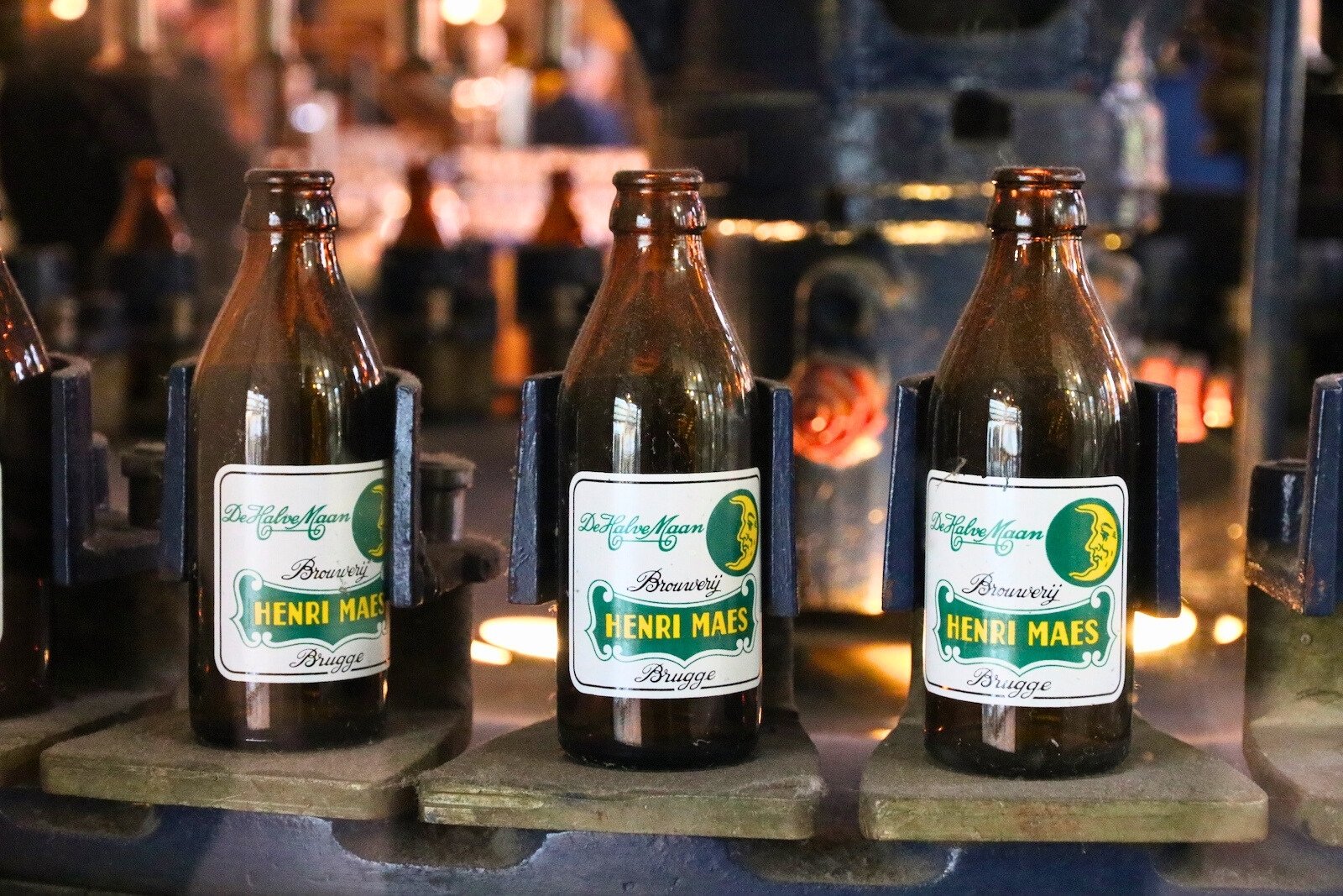 Oude flessen staan tentoongesteld in de brasserie van Brouwerij De Halve Maan