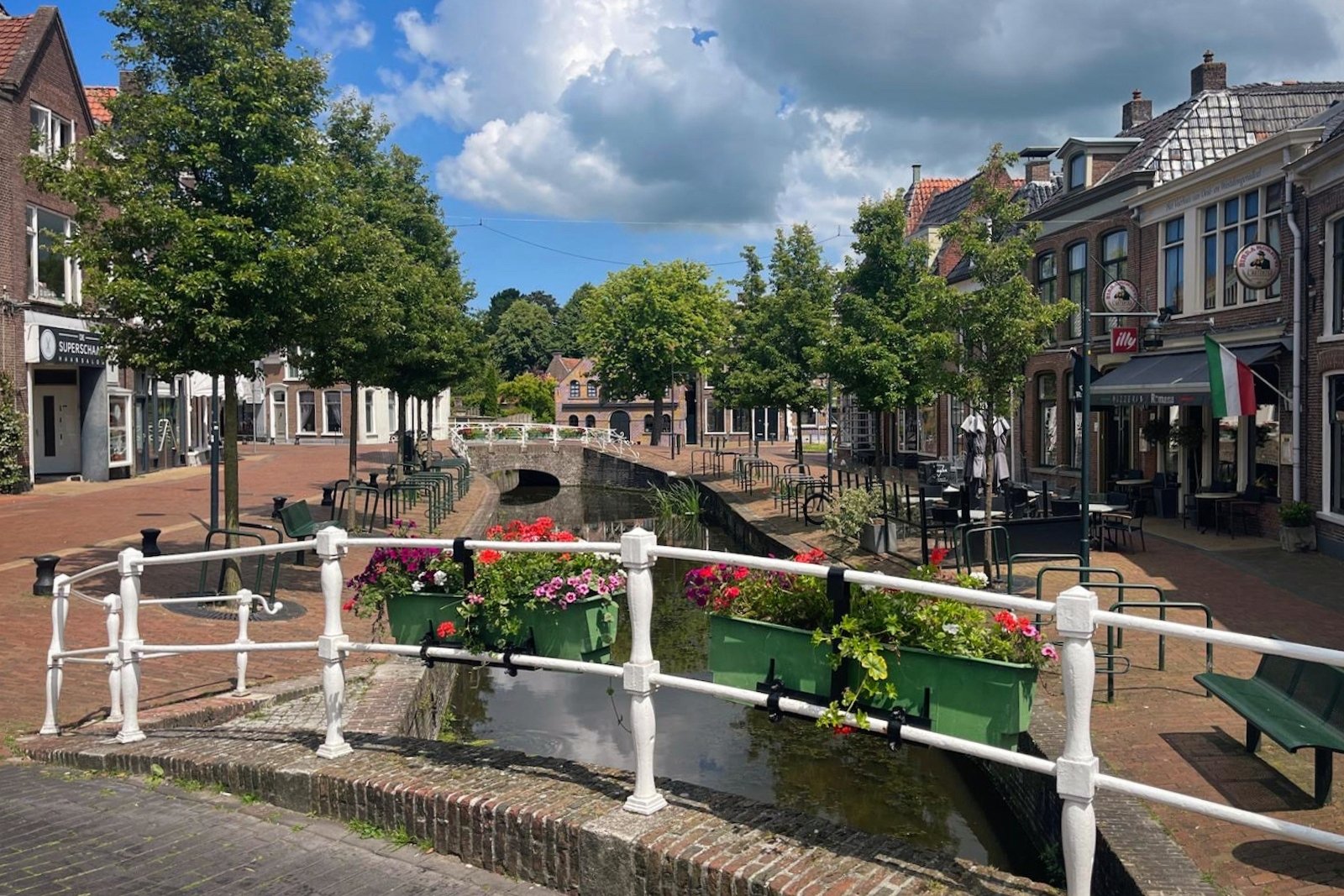 Het historische centrum van Dokkum in Friesland