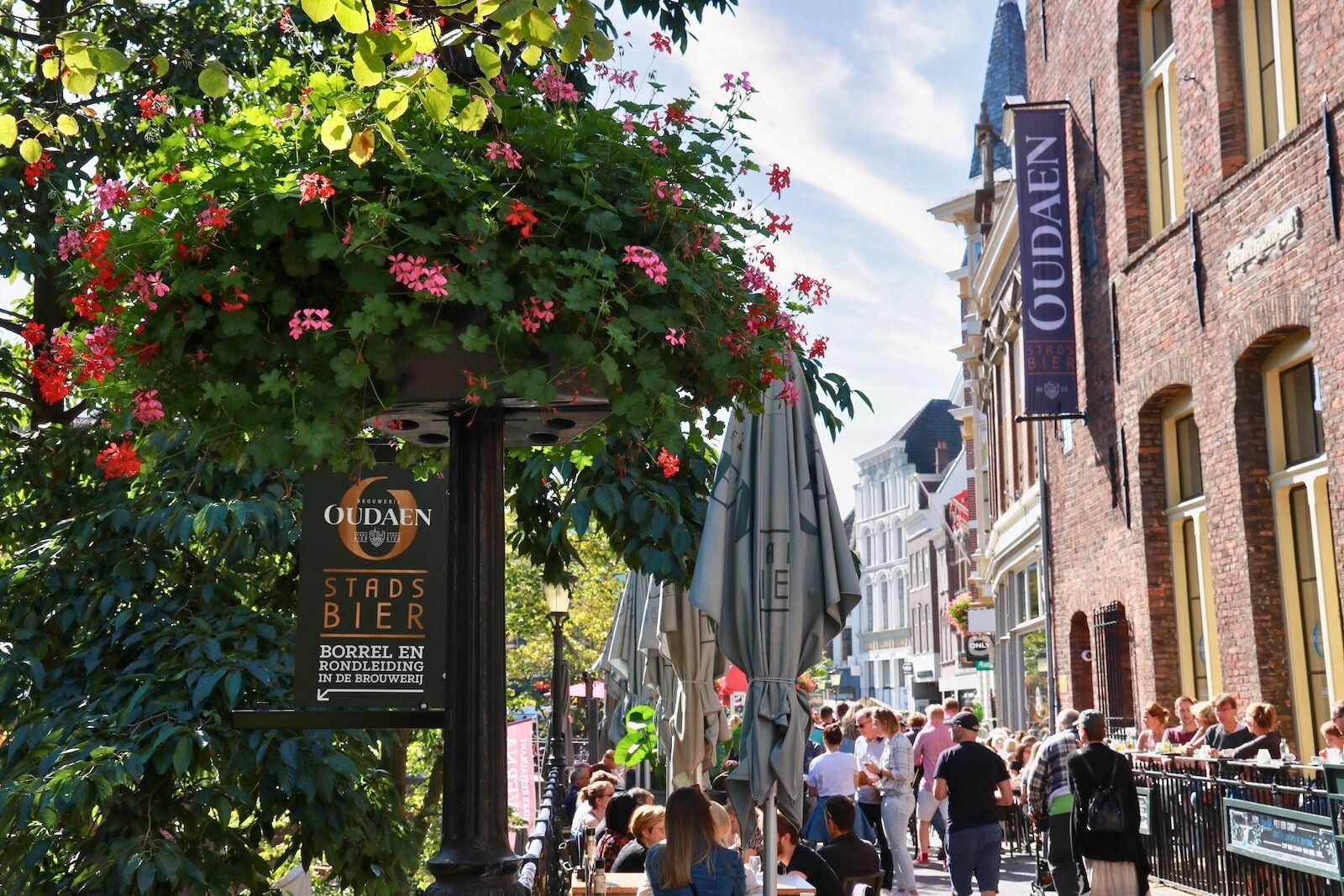 Terras van Stadskasteel Oudaen aan de Oudegracht in Utrecht