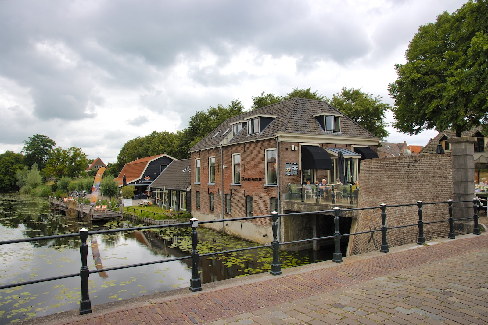 Brasserie Aan de Gracht in Elburg met de brouwerij in de achtergrond