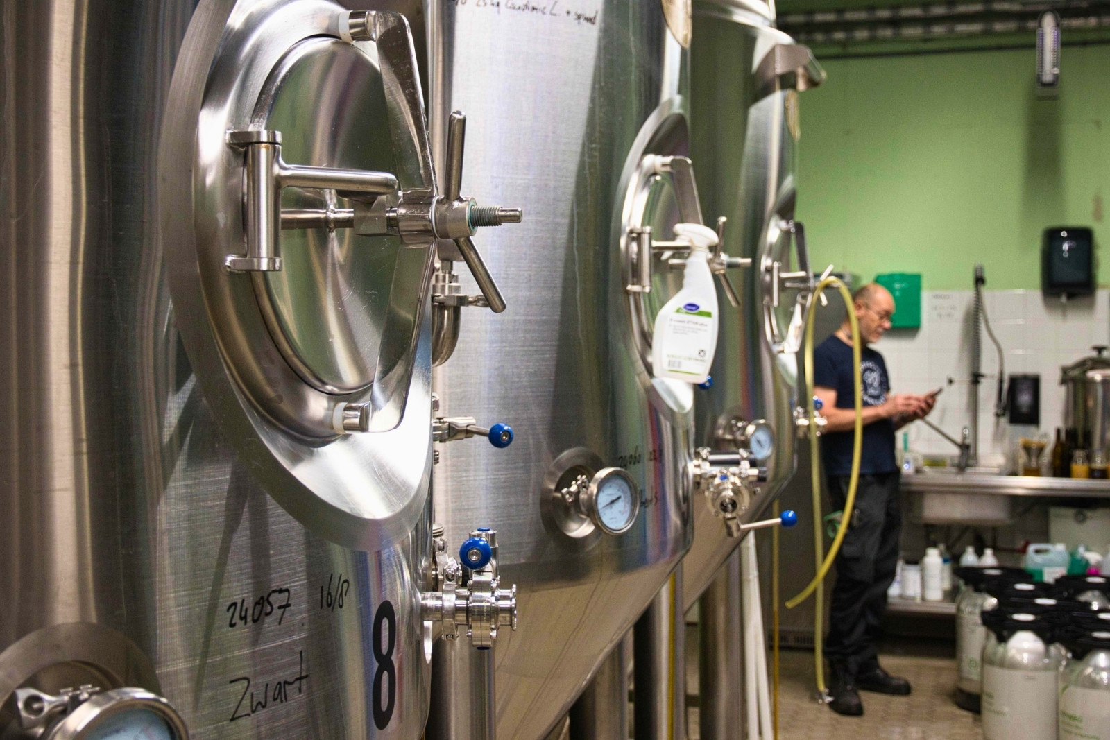 Vergistingstanks in de kelder van de Gooische Bierbrouwerij