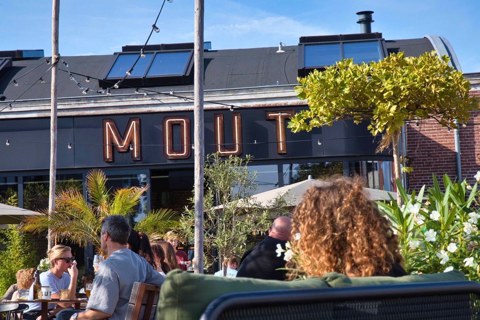Terras van de Gooische Bierbrouwerij en Foodhall Mout in Hilversum
