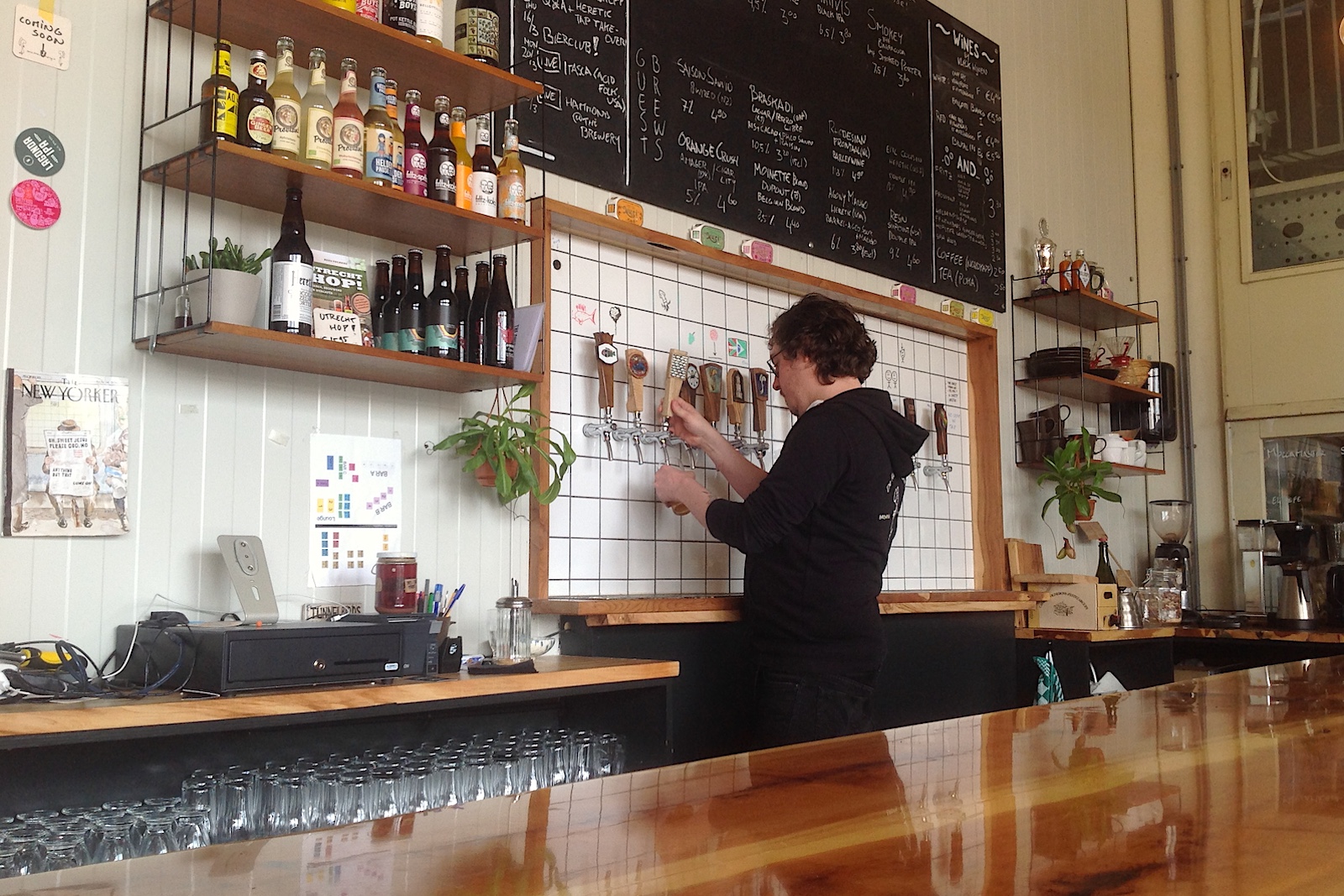 Gijs van Wiechen aan de tap bij Brewpub De Kromme Haring 