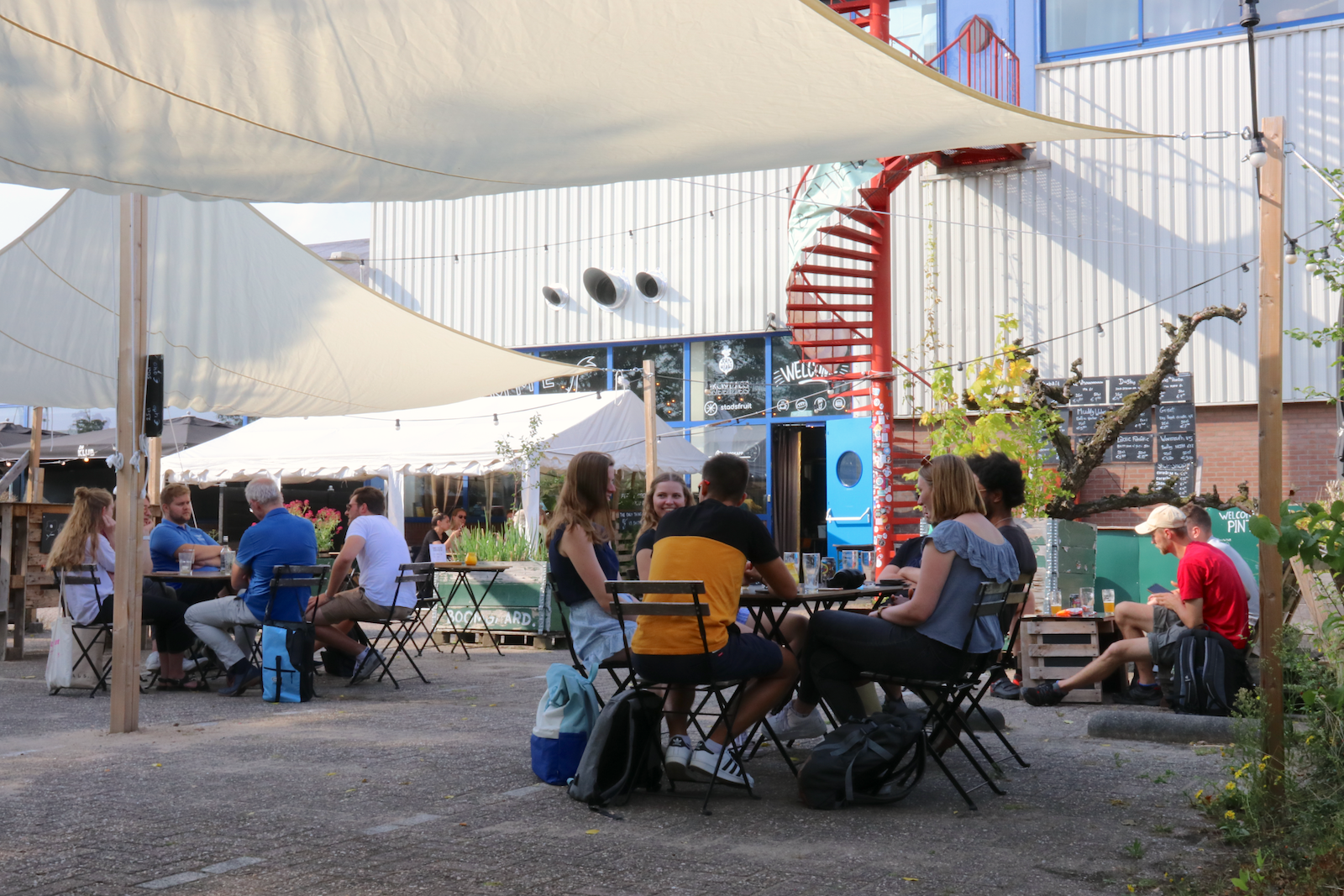 Pintenhof, the outdoor terrace at Brewpub De Kromme Haring