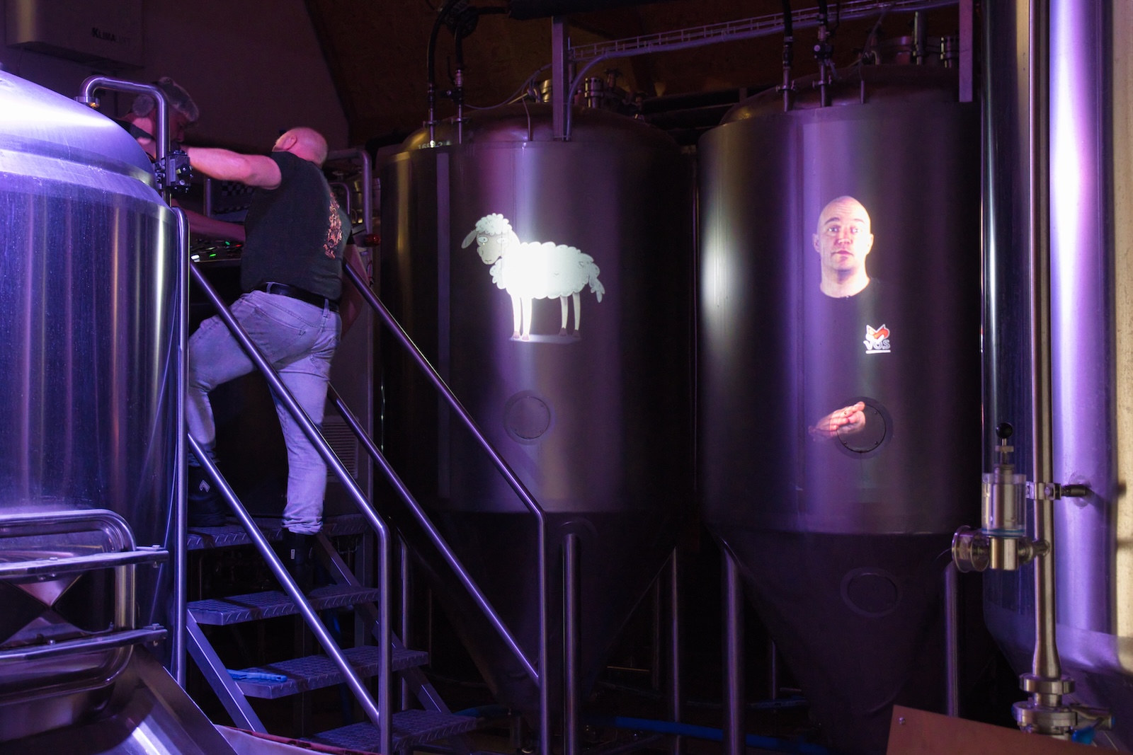Projectie van videos op de brouwketels tijdens rondleiding Stadsbrouwerij Vos