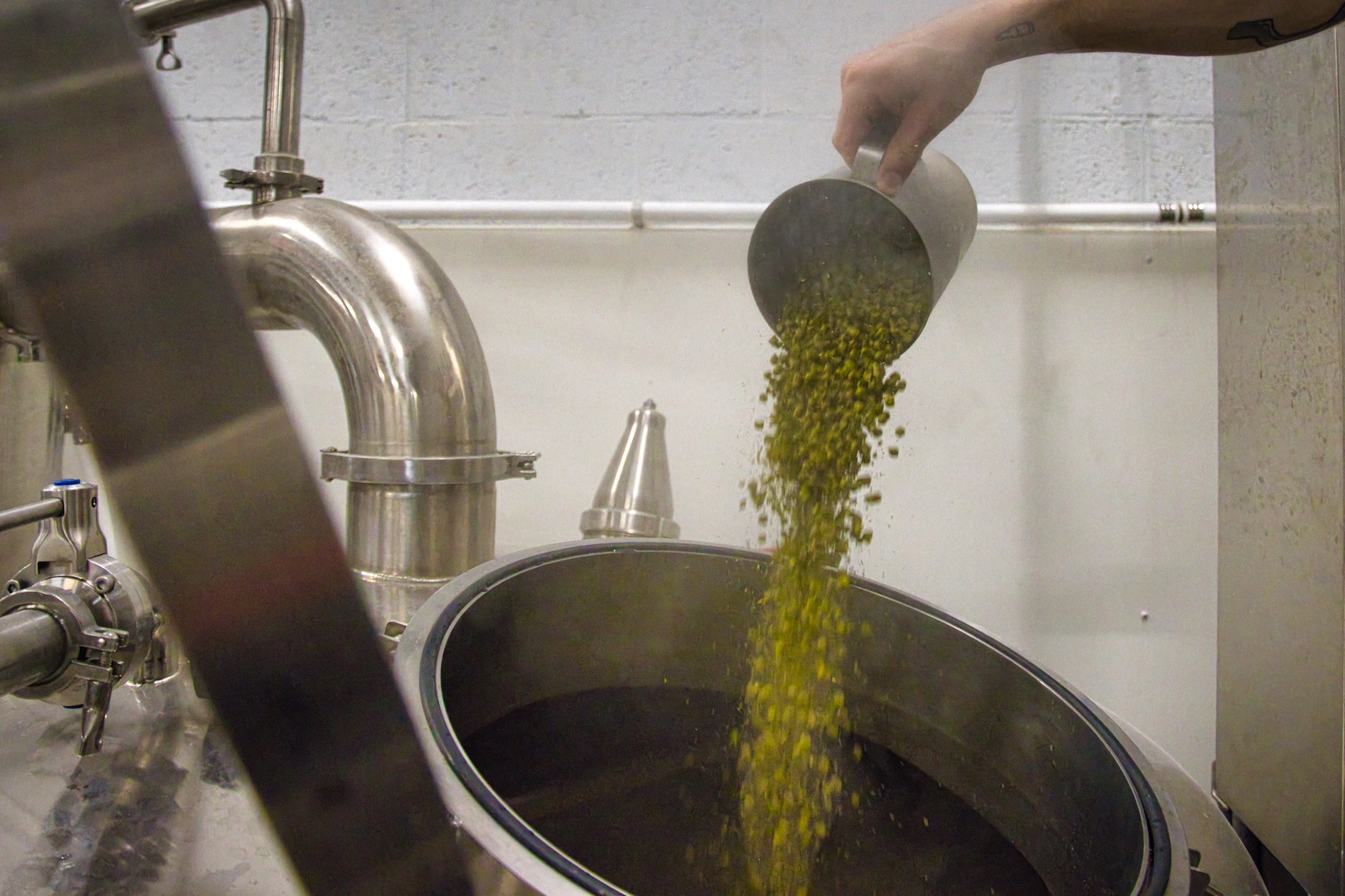 Hop pellets worden toegevoegd, Brouwerij Walhalla
