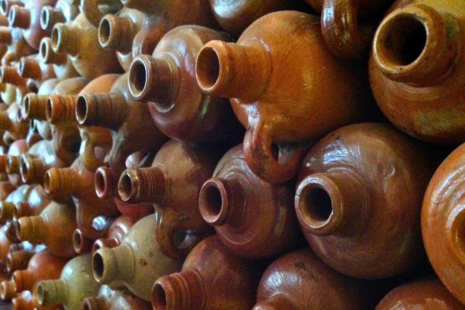 Traditionele aardewerken jenever kruiken in de Hoofdvaartkerk distilleerderij