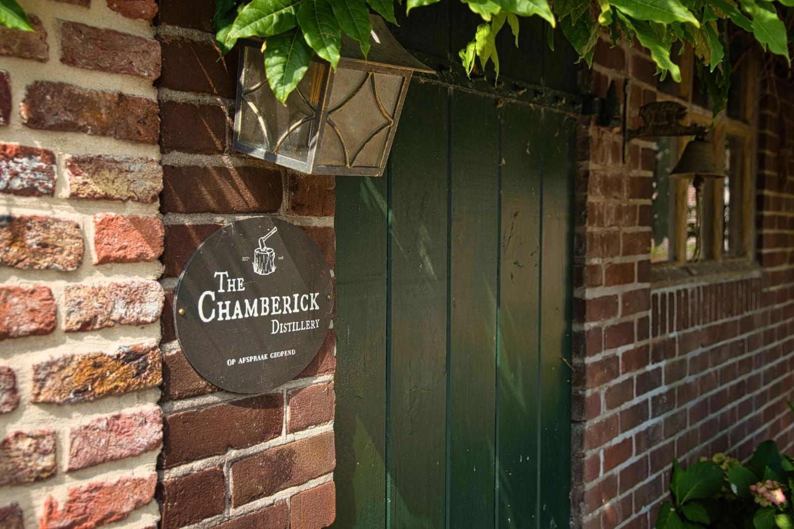 Entree van Distilleerderij The Chamberick in Kamerik