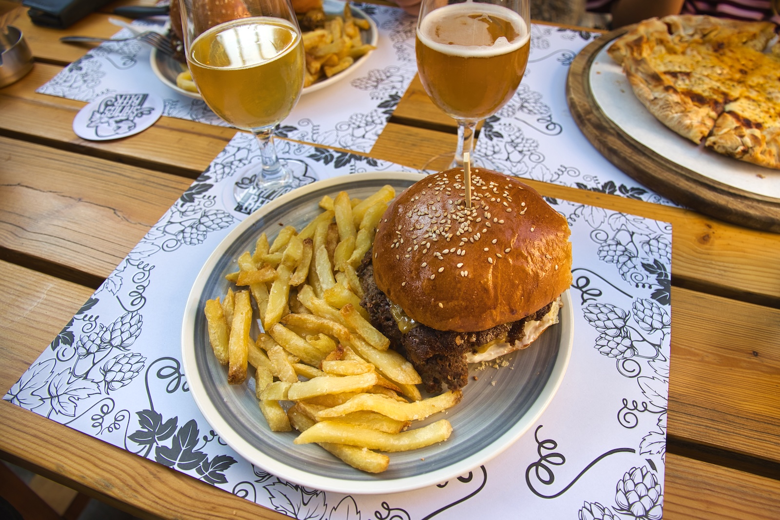 Een vers getapt bier en een smakelijke burger bij Samos Beer in Pythagorion