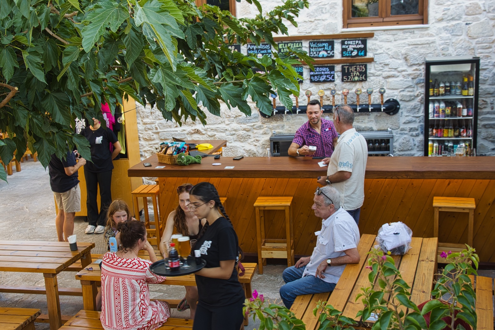 Samos Beer proeflokaal en binnenplaats in Pythagorion