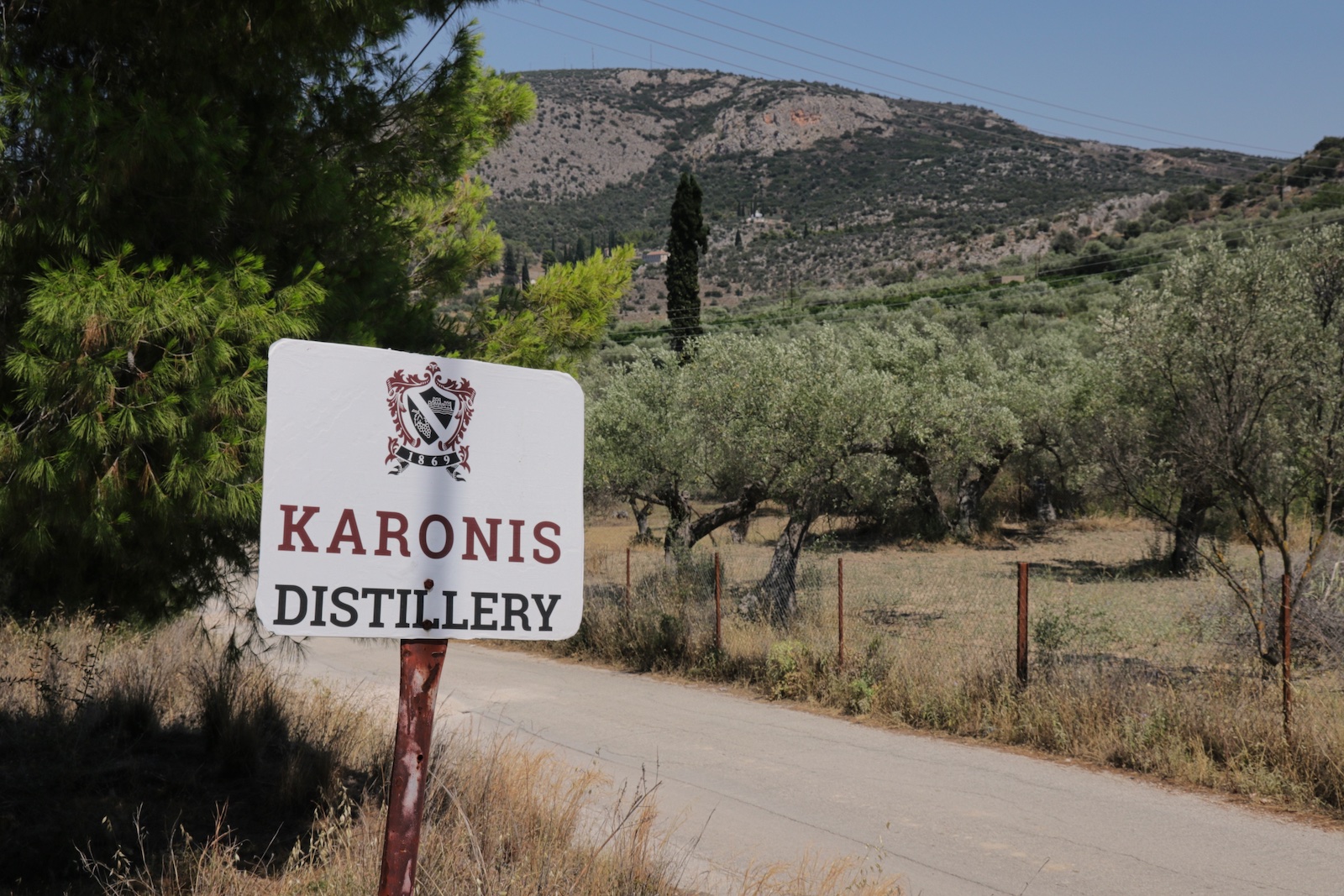 Bord langs de weg van Karonis Distilleries, net buiten Nafplion.