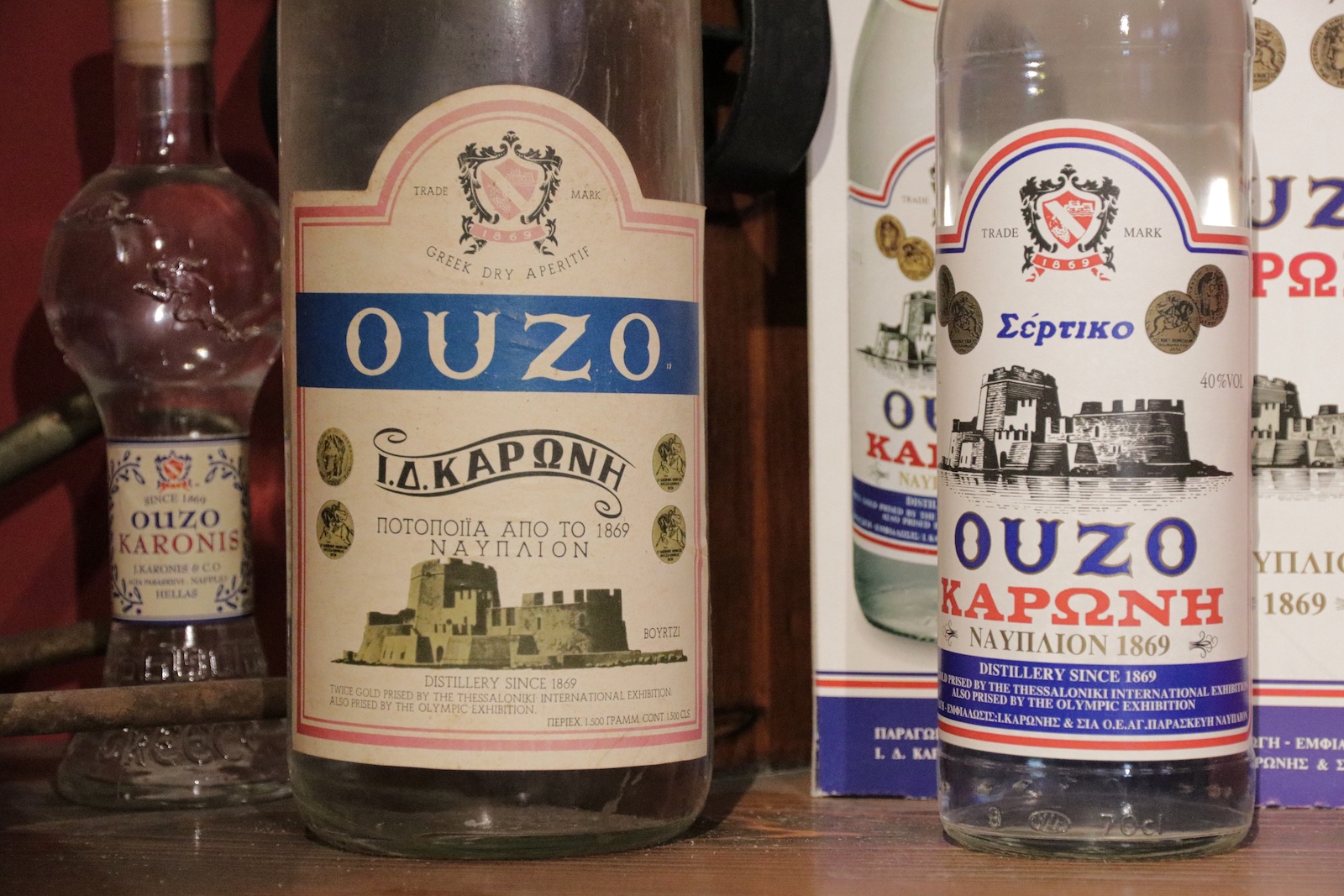 Oude flessen Ouzo in het kleine museum van Karonis distilleries
