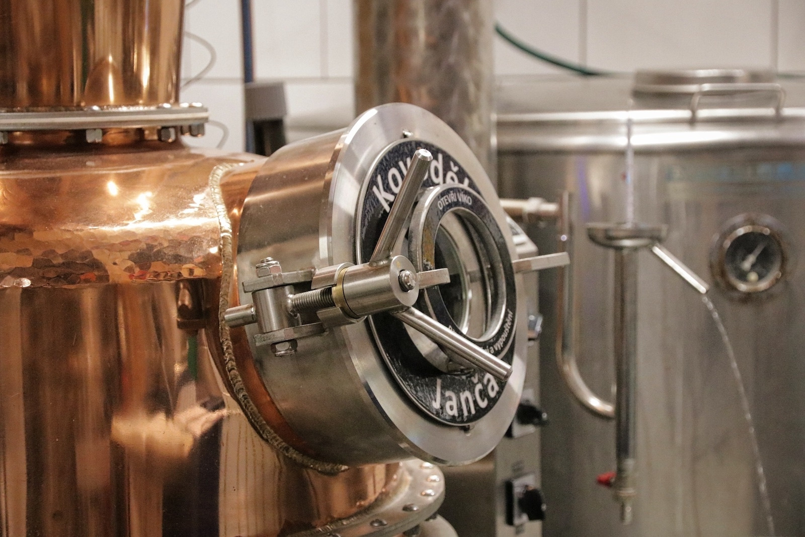Distilleerketel van Baronie Distillers in de wijnkelder van Wijngaard Dassemus