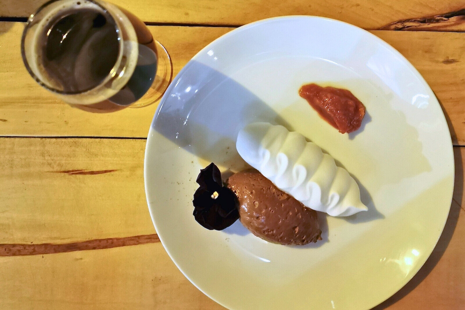 Barrel-aged Doppelbock by Dutch craft brewery Frontaal, paired with vegan chocolate mousse and merengue.