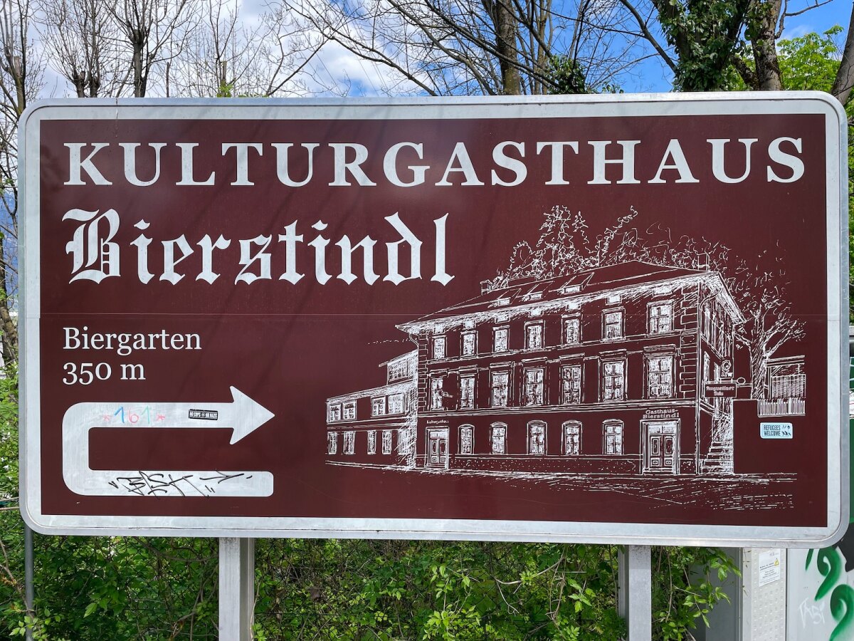 Signpost in the direction of Kulturgasthaus Bierstindle in Innsbruck