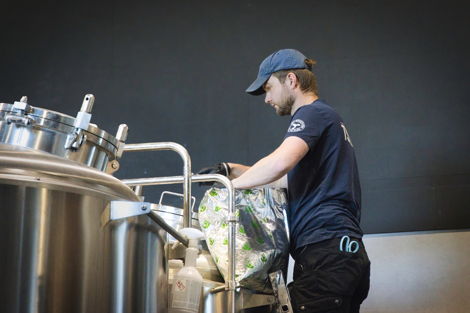 Hop pellets worden toegevoegd tijdens het brouwproces bij brouwerij Het Brouwdok