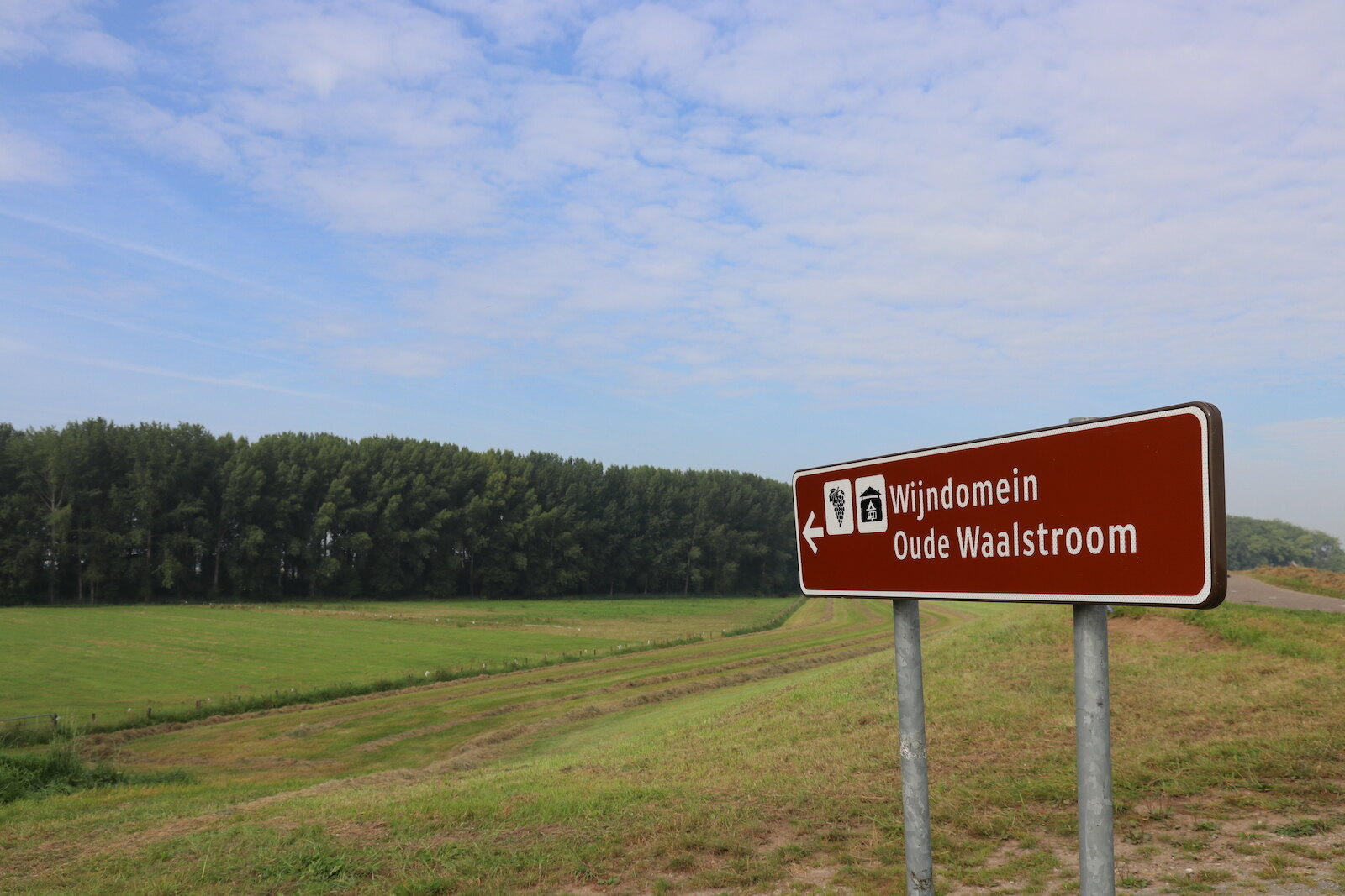 Wijndomein Oude Waalstroom roadsign