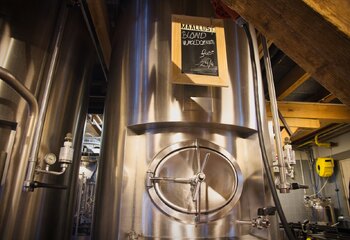 Maallust Weldoener Blond bier in fermentatietank