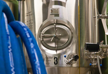 Vergistingstank in de kelder van Gooische Bierbrouwerij in Hilversum