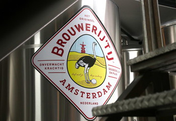 Stalen vergistings tanks bij Brouwerij t IJ in Amsterdam