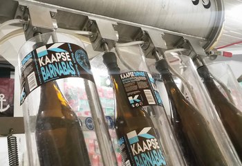 Flessen vullen bij Kaapse Brouwers