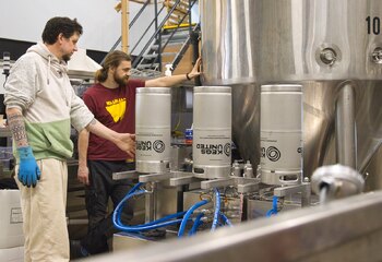 Walhalla founder Aart en brewer Mick cleaning kegs
