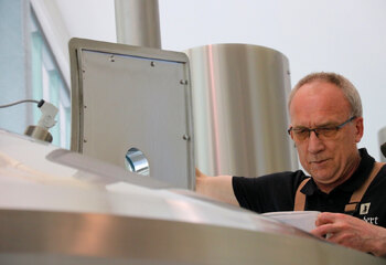 Broeder Christiaan aan het werk in de Zundert Trappist brouwerij 