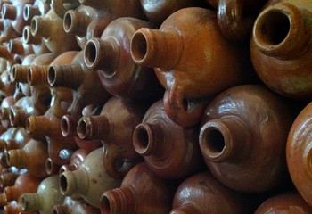Traditional ceramic jenever bottles in Hoofdvaartkerk distillery