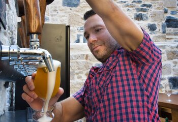 Stamatis, barman en schoonbroer van Dimitris