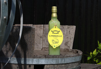 Limoncello, geproduceerd door Domein Hof te Dieren