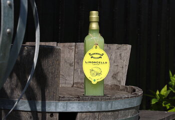 Limoncello, geproduceerd door Domein Hof te Dieren.