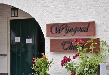Ingang proeflokaal en wijnwinkel Wijngoed Thorn in Limburg